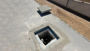 Modern kentsel alanlar ve peyzaj projeleri için peyzaj entegreli, taş dolgulu gizli metal müdahale kapağı uygulaması