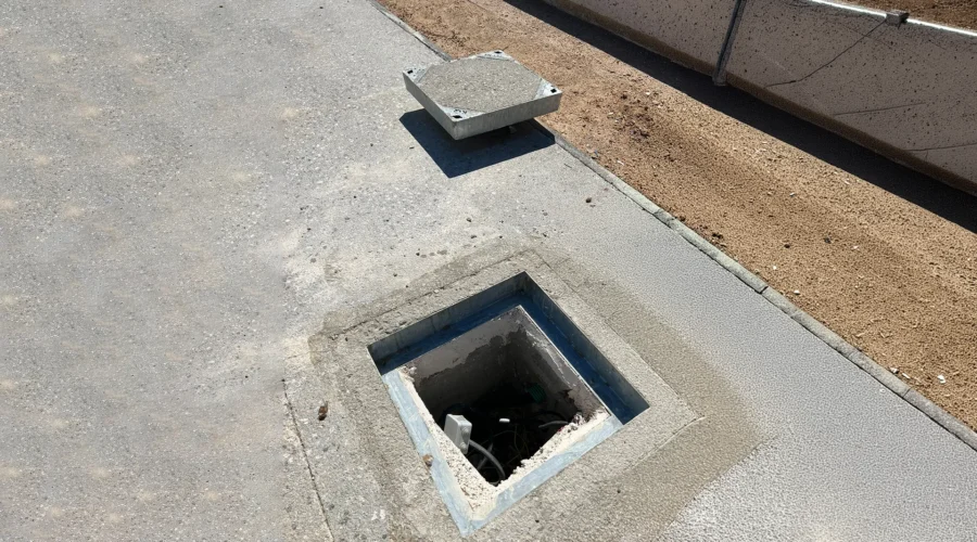 Modern kentsel alanlar ve peyzaj projeleri için peyzaj entegreli, taş dolgulu gizli metal müdahale kapağı uygulaması. Yaya yolları için estetik kompozit rögar kapak çözümleri.