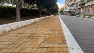 Modern kentsel alanlar ve peyzaj projeleri için peyzaj entegreli, taş dolgulu gizli metal müdahale kapağı uygulaması