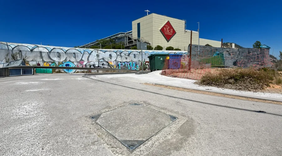 Modern kentsel alanlar ve peyzaj projeleri için peyzaj entegreli, taş dolgulu gizli metal müdahale kapağı uygulaması. Kilitli sistem koku sızdırmaz polimer rögar kapak detayı.