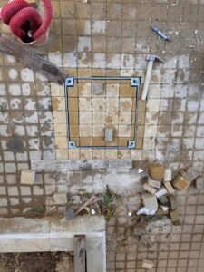 Modern kentsel alanlar ve peyzaj projeleri için peyzaj entegreli, taş dolgulu gizli metal müdahale kapağı uygulaması