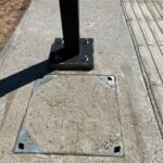 Arnavut kaldırımı taşlarıyla doldurulmuş zeminle uyumlu Steecorp metal çerçeveli, gizli taş dolgulu müdahale kapağı. Bu galvaniz kaplı kapak, peyzaj bütünlüğünü koruyan estetik bir paslanmaz rögar kapak çözümüdür.