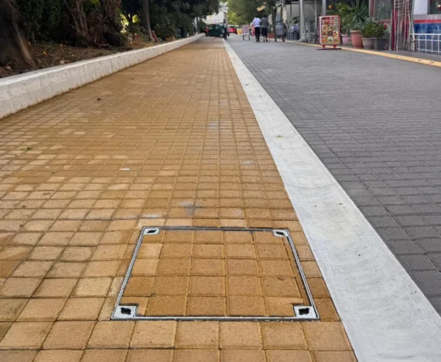 Bahçe ve parklar için zeminle uyumlu taş dolgulu müdahale kapak uygulaması