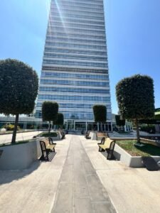 STEECORP-Benc: Modern ve Esnek Oturma Çözümü"