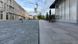 Yüzeyde sadece 10mm boşluk bırakan, yüksek tahliye kapasiteli, paslanmaz çelik veya galvaniz seçenekli modern fuga (slot) drenaj kanalı görseli.