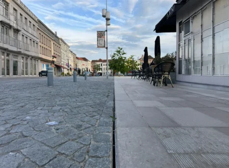 Yüzeyde sadece 10mm boşluk bırakan, yüksek tahliye kapasiteli, paslanmaz çelik veya galvaniz seçenekli modern fuga (slot) drenaj kanalı görseli.