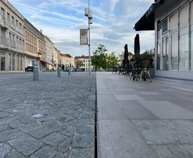 Yüzeyde sadece 10mm boşluk bırakan, yüksek tahliye kapasiteli, paslanmaz çelik veya galvaniz seçenekli modern fuga (slot) drenaj kanalı görseli.