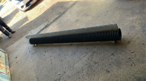 Yüzeyde sadece 10mm boşluk bırakan, yüksek tahliye kapasiteli, paslanmaz çelik veya galvaniz seçenekli modern fuga (slot) drenaj kanalı görseli.