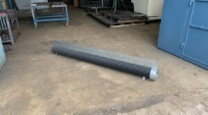 Yüzeyde sadece 10mm boşluk bırakan, yüksek tahliye kapasiteli, paslanmaz çelik veya galvaniz seçenekli modern fuga (slot) drenaj kanalı görseli.