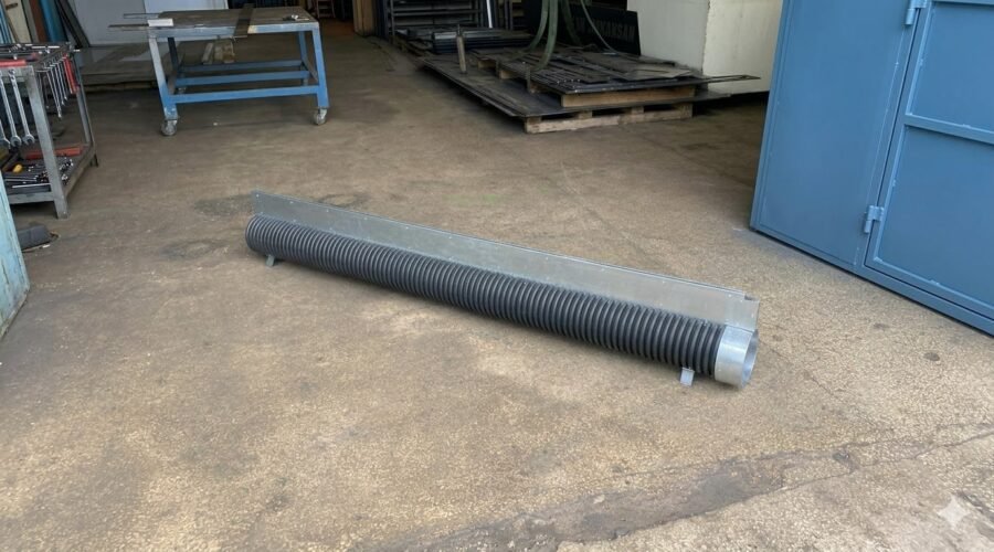 Yüzeyde sadece 10mm boşluk bırakan, yüksek tahliye kapasiteli, paslanmaz çelik veya galvaniz seçenekli modern fuga (slot) drenaj kanalı görseli.