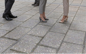 Yüzeyde sadece 10mm boşluk bırakan, yüksek tahliye kapasiteli, paslanmaz çelik veya galvaniz seçenekli modern fuga (slot) drenaj kanalı görseli.