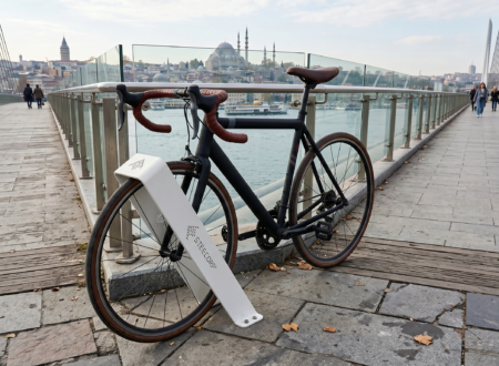 Modern şehir projeleri için tasarlanan STEECORP STC-BYC metal bisiklet durağı uygulaması.