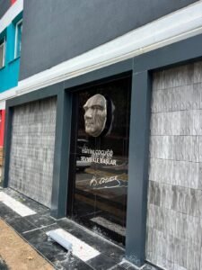 Modern yaşam alanları için tasarladığımız 5mm katmanlı çelik Atatürk heykeli ve masa üstü tasarım eseri.