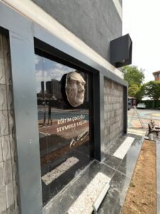 Modern yaşam alanları için tasarladığımız 5mm katmanlı çelik Atatürk heykeli ve masa üstü tasarım eseri.