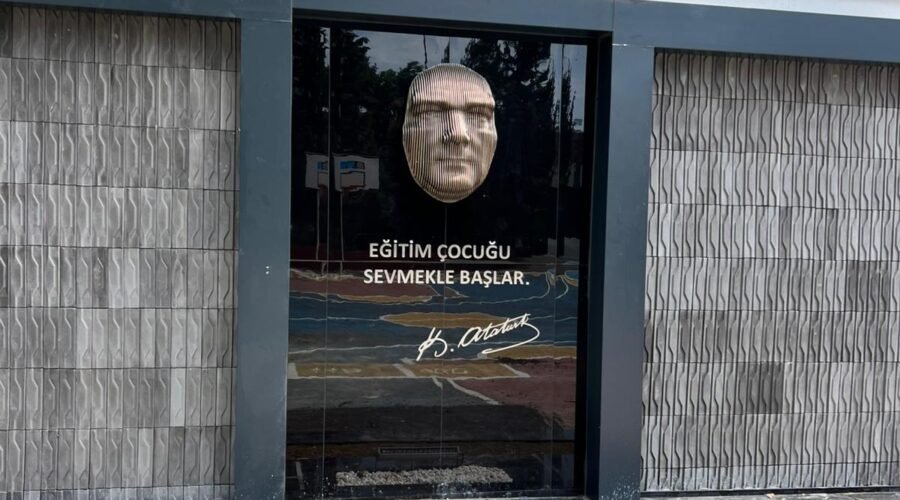 Modern yaşam alanları için tasarladığımız 5mm katmanlı çelik Atatürk heykeli ve masa üstü tasarım eseri.