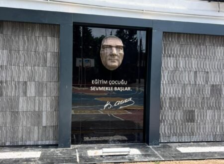 Modern yaşam alanları için tasarladığımız 5mm katmanlı çelik Atatürk heykeli ve masa üstü tasarım eseri.