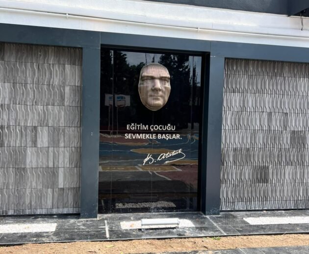 Modern yaşam alanları için tasarladığımız 5mm katmanlı çelik Atatürk heykeli ve masa üstü tasarım eseri.