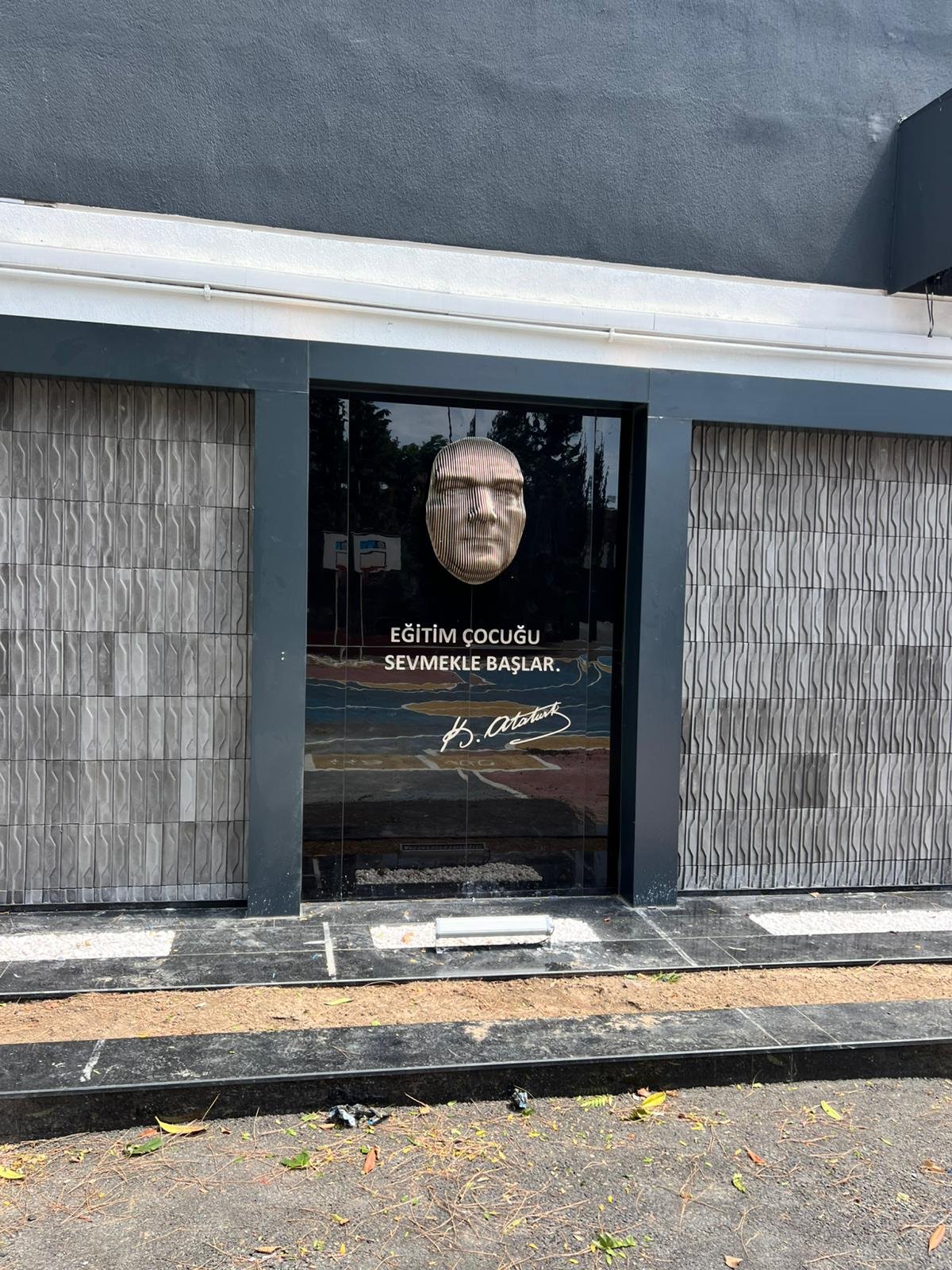 Modern yaşam alanları için tasarladığımız 5mm katmanlı çelik Atatürk heykeli ve masa üstü tasarım eseri.